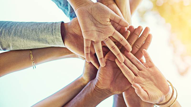 Händer som hålls ihop