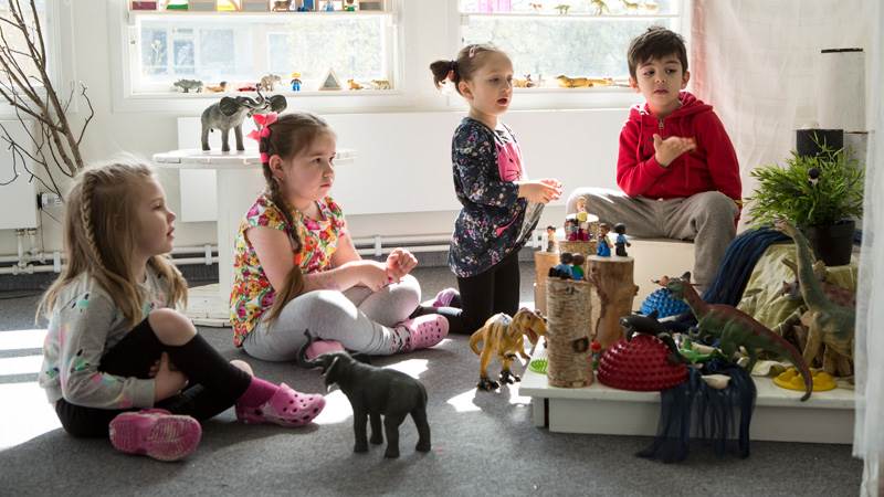 Barn vid en dinosauriepark. Barn vid en dinosauriepark.