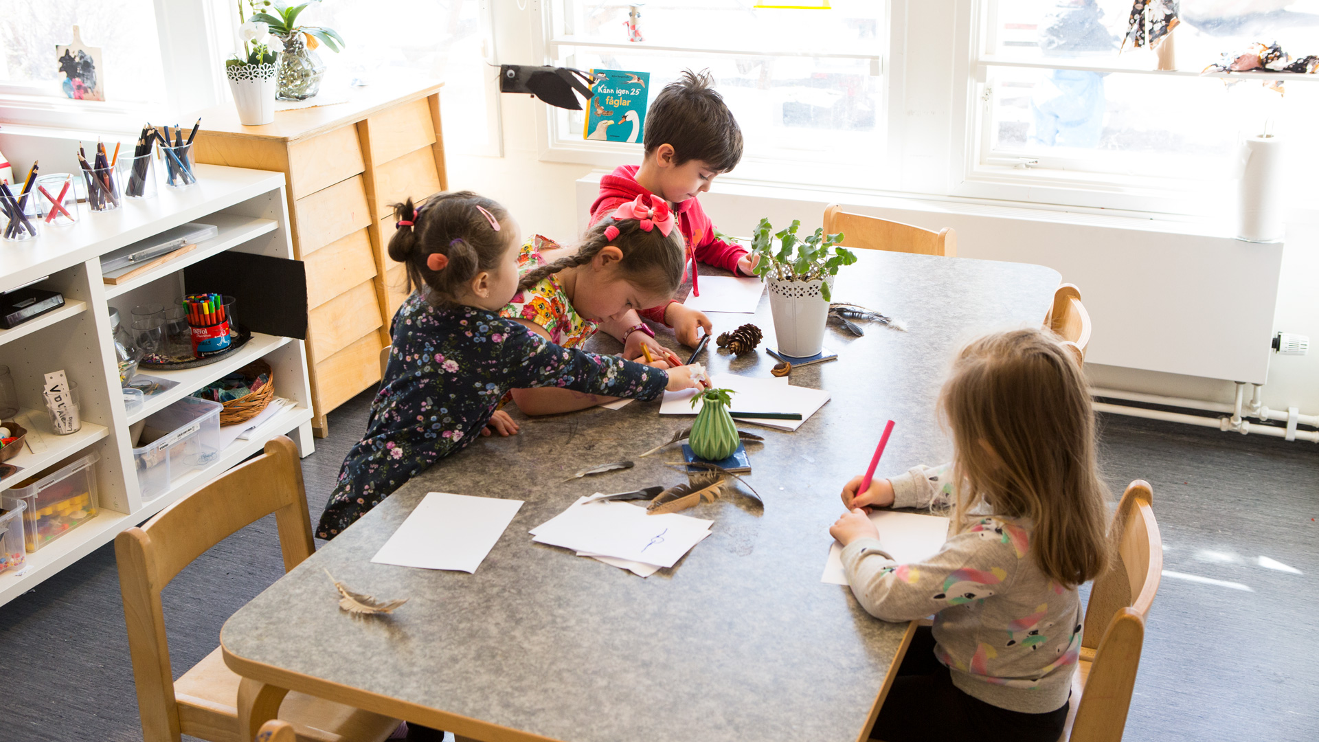 Barn pysslar i ateljén.