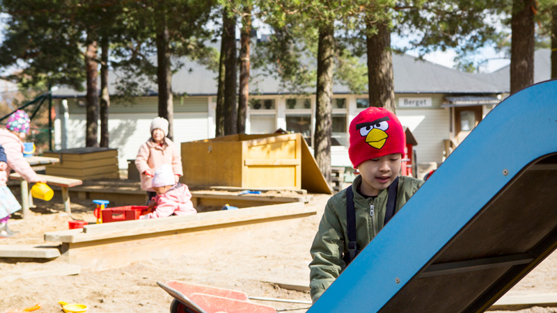 Barn leker på gården.