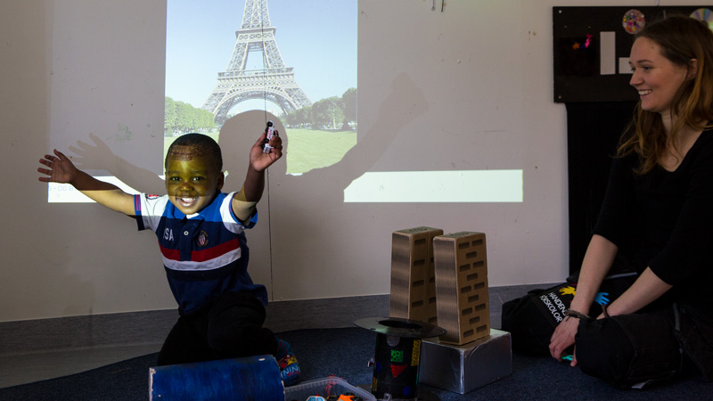 Barn leker i ljussken.