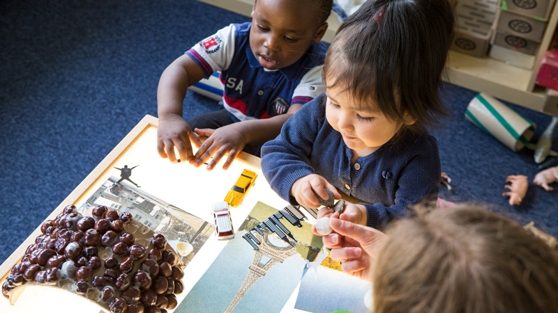 Barn vid ett ljusbord.